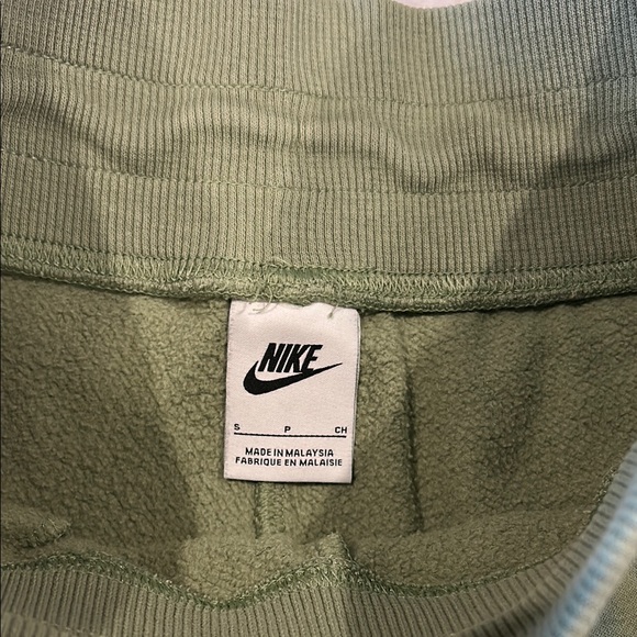 Nike Women Phoenix Fleece Crop Sweatshirt and Joggers - Picture 4 of 5